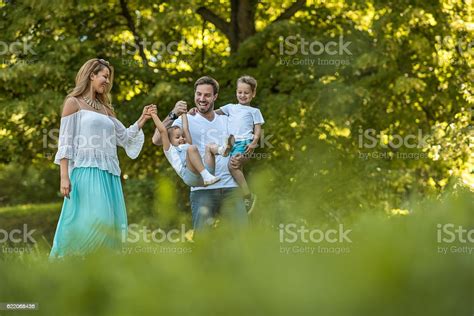 장난 부모에 그들의 작은 아이 들과 함께 재미 Nature 가족에 대한 스톡 사진 및 기타 이미지 가족 신록 야외