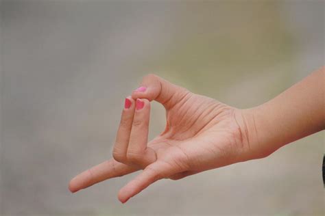 Apana Mudra: How to Do (Steps) and Benefits - Fitsri