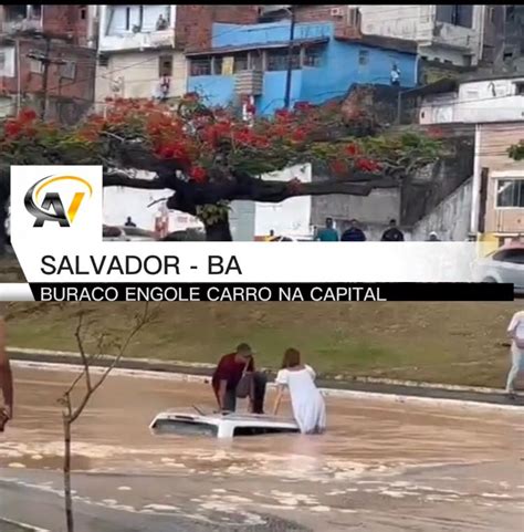 Carro é engolido por buraco de tubulação que pertence a Embasa em