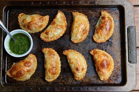 Empanadas Caprese De Tomate Queso Mozzarella Y Albahaca