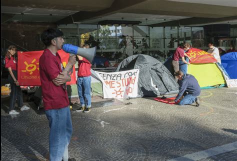 Studenti In Tenda Davanti Al Palazzo Della Regione Contro Il Caro