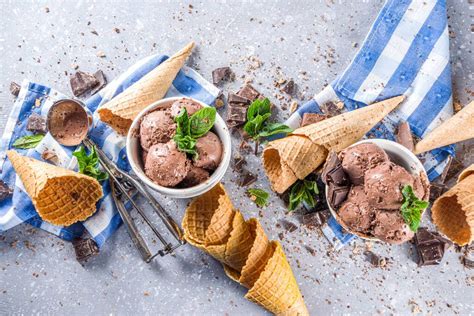 Helado De Chocolate Casero Con Trozos De Chocolate Y Virutas Y Conos