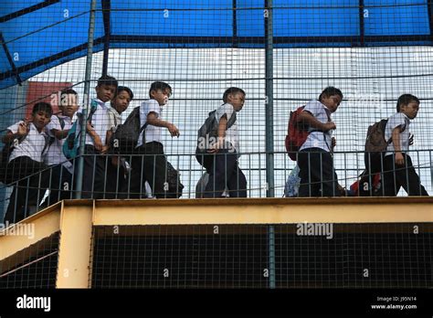 Quezon City Philippines 5th June 2017 Students Line Up As They Walk