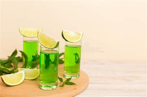 Licor De Menta Refrescante Dulce Con Hielo Y Hojas De Menta En Las