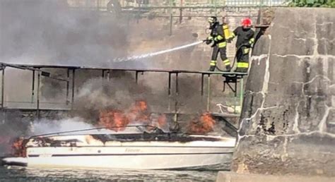 Lierna Fiamme Sul Lago Di Como Bruciano Due Motoscafi E Un Pontile