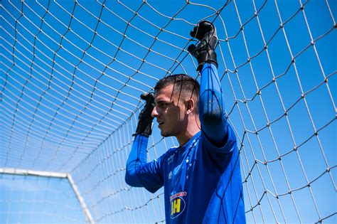 Perto De Assinar O Fluminense Goleiro Vitor Eudes Acumula Poucos