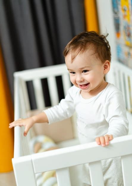 Criança adorável tendo atividades lúdicas menino brincalhão feliz