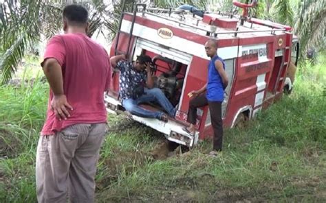 Mobil Damkar Terperosok Saat Hendak Padamkan Kebakaran Hutan Di Aceh