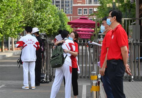 直击高考首日：交警现场疏导，老师和考生击掌、拥抱考点