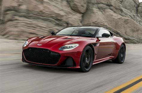 Aston Martin Devala Al Potente DBS Superleggera Conduciendo