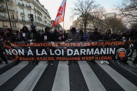 Deux Cents Personnalités Appellent à Manifester Contre La Loi Immigration