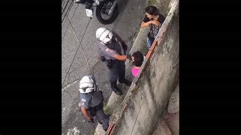 Vídeo Policial agride mulher tapa no rosto durante abordagem em SP