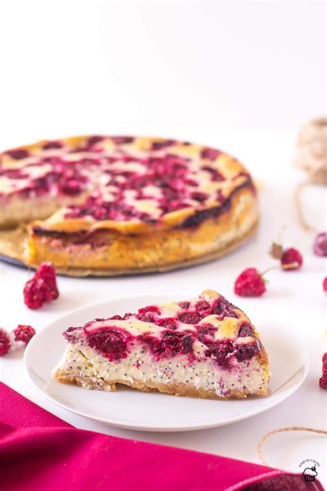 Malinový cheesecake s makom a bielou čokoládou