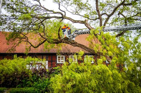 Soest Mini Unwetter in Soest Baum droht auf Haus zu stürzen