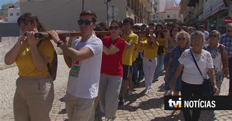 S Mbolos Da Jmj Surpreendem Banhistas Em Santa Cruz Tvi Not Cias