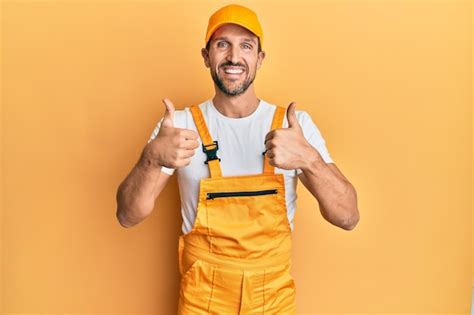 Joven Apuesto Hombre Vestido Con Uniforme De Manitas Sobre Fondo