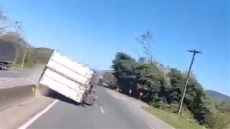 Ciclone derruba caminhões e arrasta motociclista em Santa Catarina