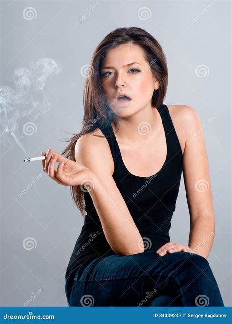 Menina Bonita Que Fuma Um Cigarro Imagem De Stock Imagem De Longo