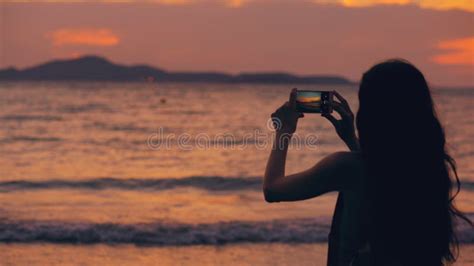 La Silueta De La Mujer Turística Joven Fotografía Vista Al Mar Con