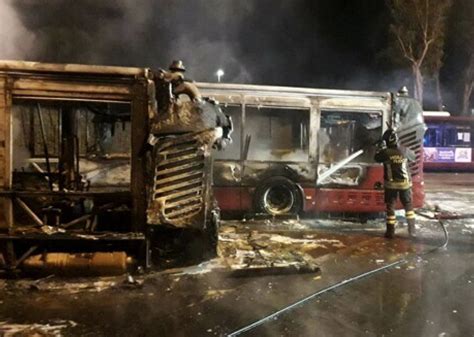 Incendio Nella Rimessa Atac Di Grottarossa Tre Bus Distrutti Dalle Fiamme