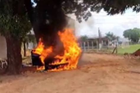 V Deo Homem Tenta Espantar Abelhas Mas Coloca Fogo Em Carro De Luxo