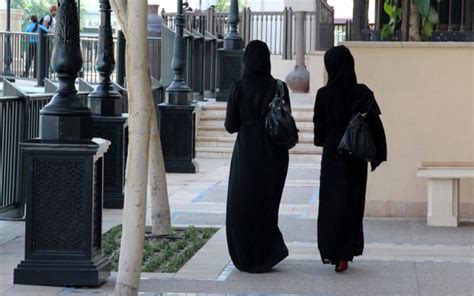 Guide To The Dress Code In Dubai For Men Women And Tourists Mybayut