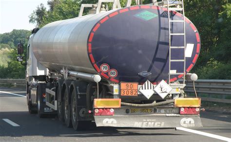 A segurança no transporte de produtos químicos Transporte Mundial