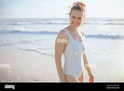 Femme Mature En Maillot De Bain Banque De Photographies Et Dimages à Haute Résolution Alamy