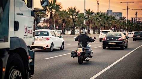 Mor un motorista després de xocar amb un cotxe a la Ronda Litoral