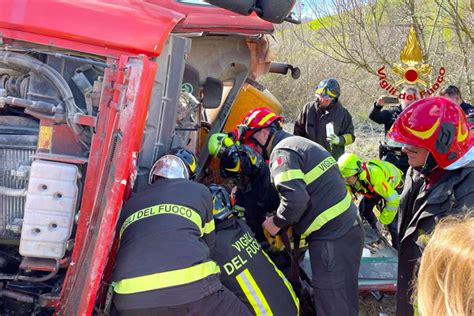 Tragedia A Bisaccia Betoniera Esce Fuori Strada E Si Ribalta Muore Un