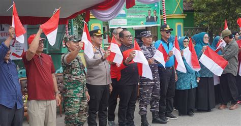 Menyambut Perayaan Hut Ri Pemkab Kutim Bagikan Ribuan Bendera Merah