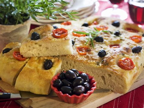 Toskanischer Brotfladen Focaccia Mit Tomaten Und Oliven Rezept Eat