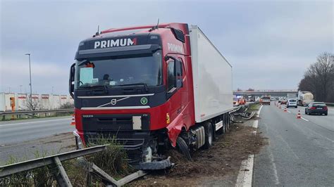 Lkw Walzt Auf A Mittelleitplanke Platt Tr Mmerteile Besch Digen Autos