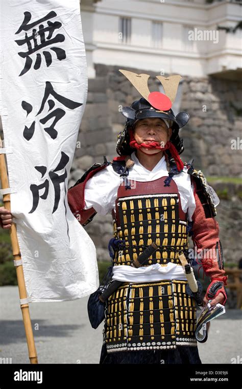 Eine ältere Sonntag Samurai eine traditionelle Krieger Rüstung Kostüm