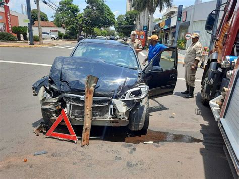 Motorista fura sinal bate em carro e acidente causa lentidão na Av