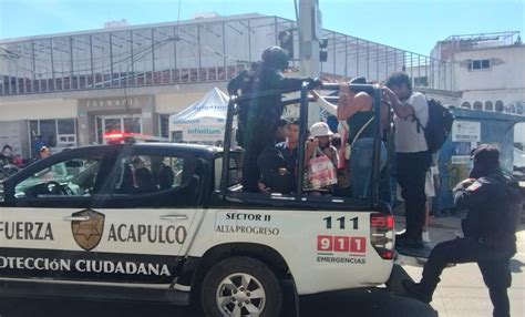 Trasladan En Patrullas A Afectados Por Falta De Transporte En Acapulco