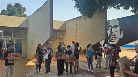 Acadêmicos protestam por melhorias em restaurante Capital Campo