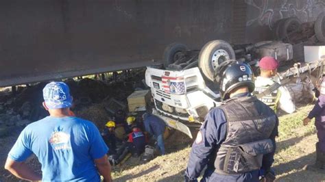 Un camión se volcó en la Autopista Regional del Centro y dejó un herido