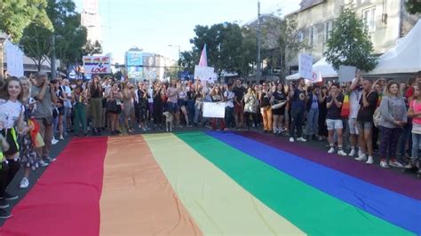 Far Right Protesters Disrupt Serbia Gay Pride Parade Youtube