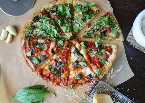 Receta De Pizza Crocante Con Salsa Pesto Y Salsa De Tomate