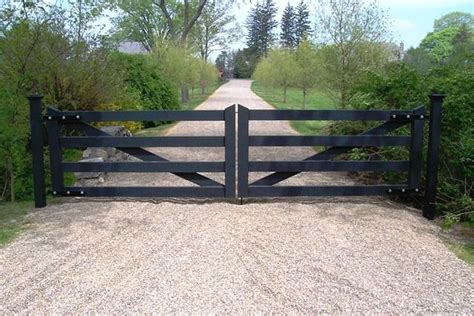 Pin by Leah Coats on Homes in 2020 | Farm gate, Farm entrance, Farm ...