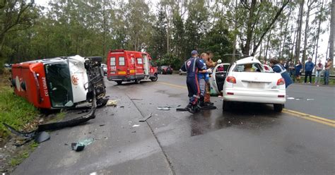 G1 Ambulância do Samu tomba após se envolver em acidente na BR 470