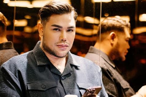 ivan gunawan tampilkan koleksi terakhir jelang berkarier  luar negeri