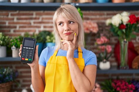 Joven Caucásica Que Trabaja En Una Tienda De Floristería Sosteniendo