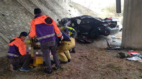 嘉縣台82線轎車撞護欄衝下邊坡 1死1重傷 社會 中央社 Cna