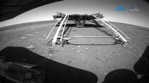 「祝融」地表へ。中国の火星探査車が着陸機から降りて走行を開始する 2021年5月24日掲載 ライブドアニュース