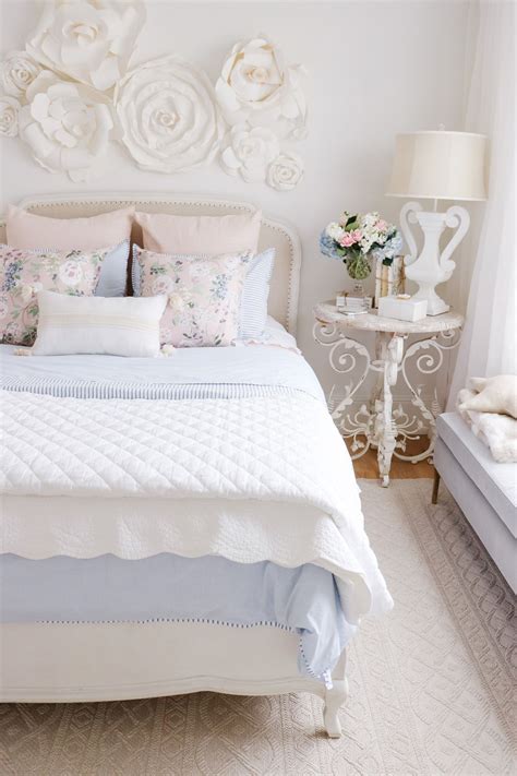 Feminine Bedroom : 19 Feminine Bedrooms With Style - in-sai-love-wall