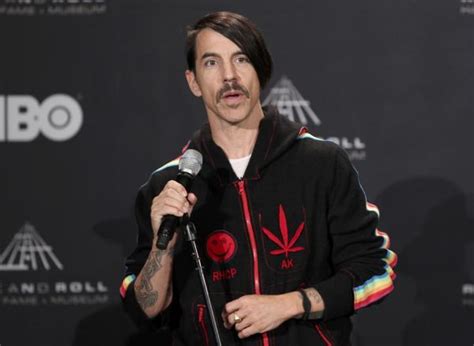 Anthony Kiedis vocalista dos Red Hot Chili Peppers salva criança