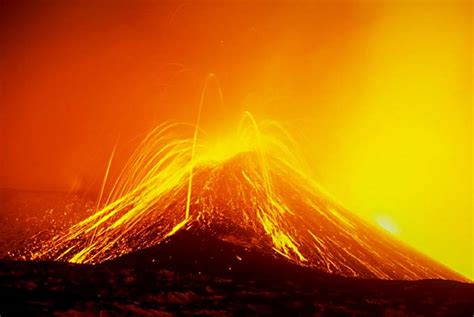 Etna Cessata Attivita Stromboliana Nuovo Cratere Con Emissione Lavica