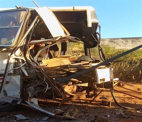 Acidente Entre Um Nibus De Trabalhadores Rurais E Um Caminh O Deixa